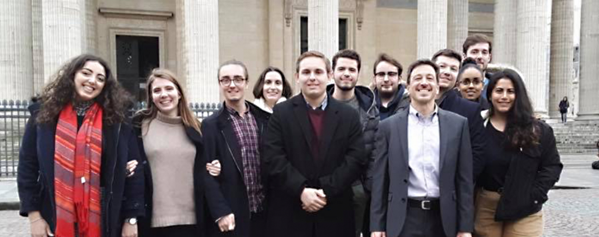 Photo de groupe d'étudiant de master de droit public comparé avec le professeur Fischman